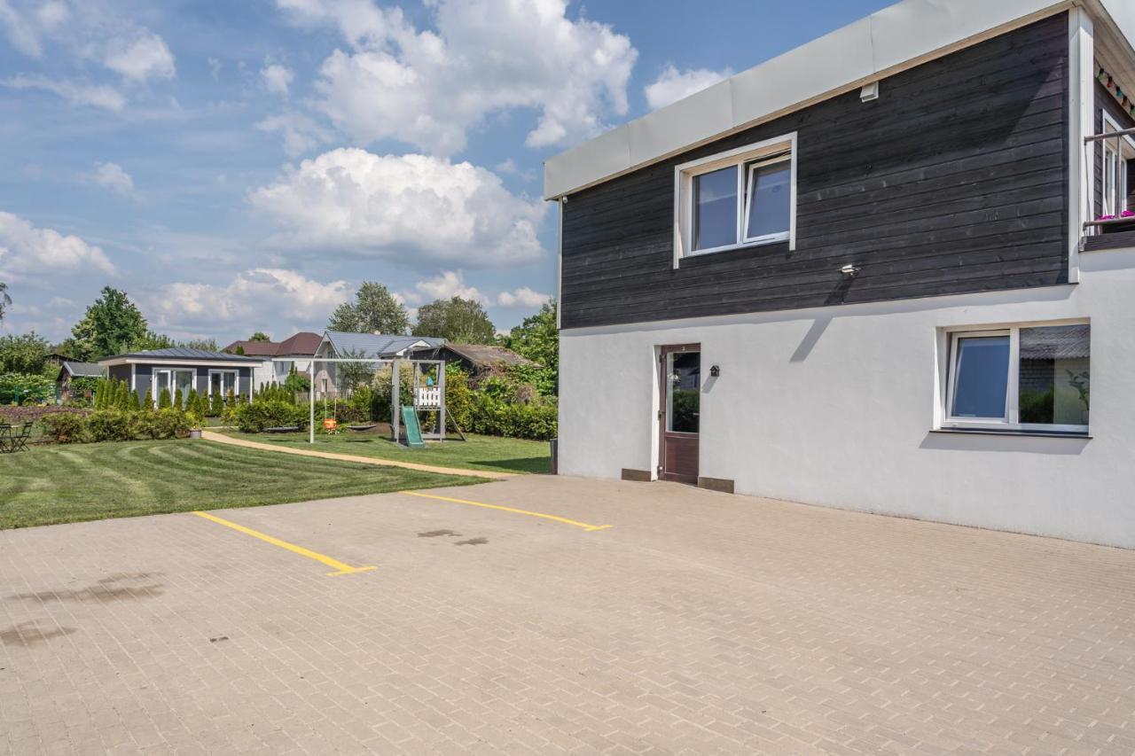 Family Garden With Free Private Parking & Playground Appartement