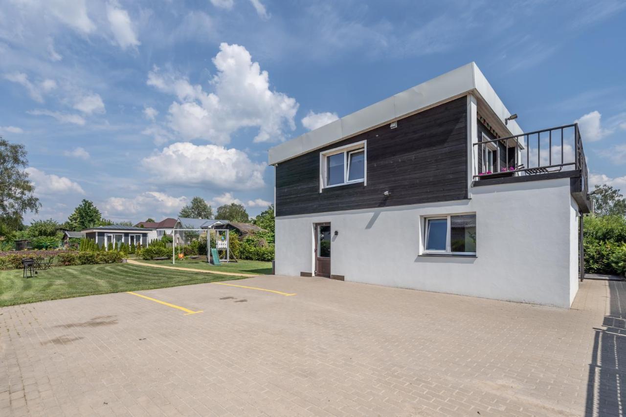 Family Garden With Free Private Parking & Playground Appartement Riga