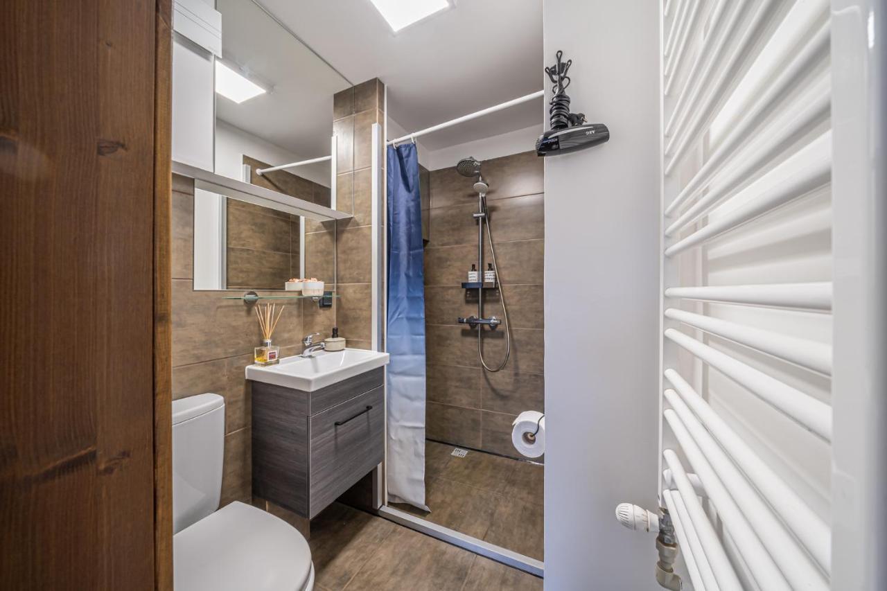 Family Garden With Free Private Parking & Playground Appartement Riga