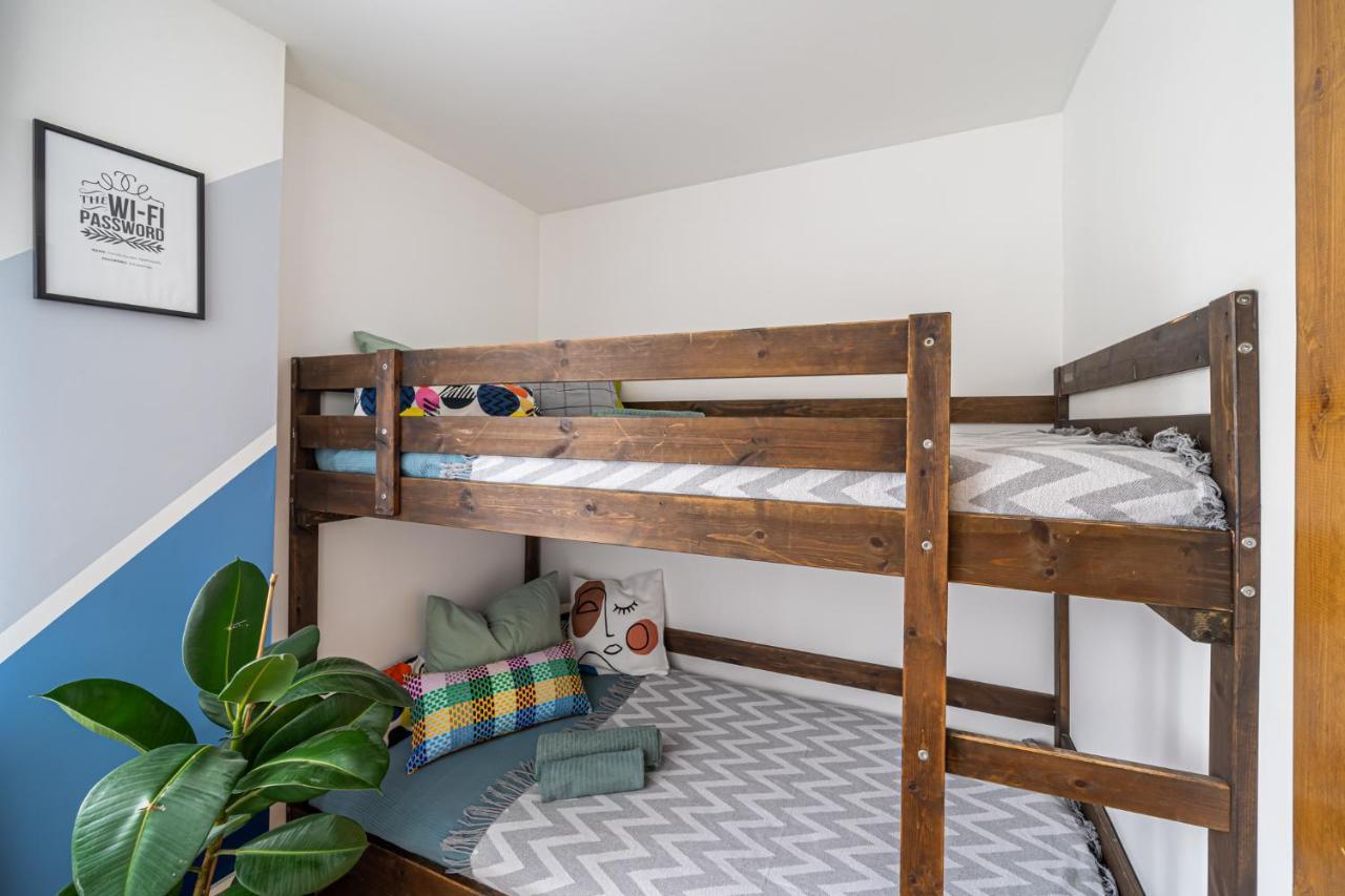 Family Garden With Free Private Parking & Playground Appartement