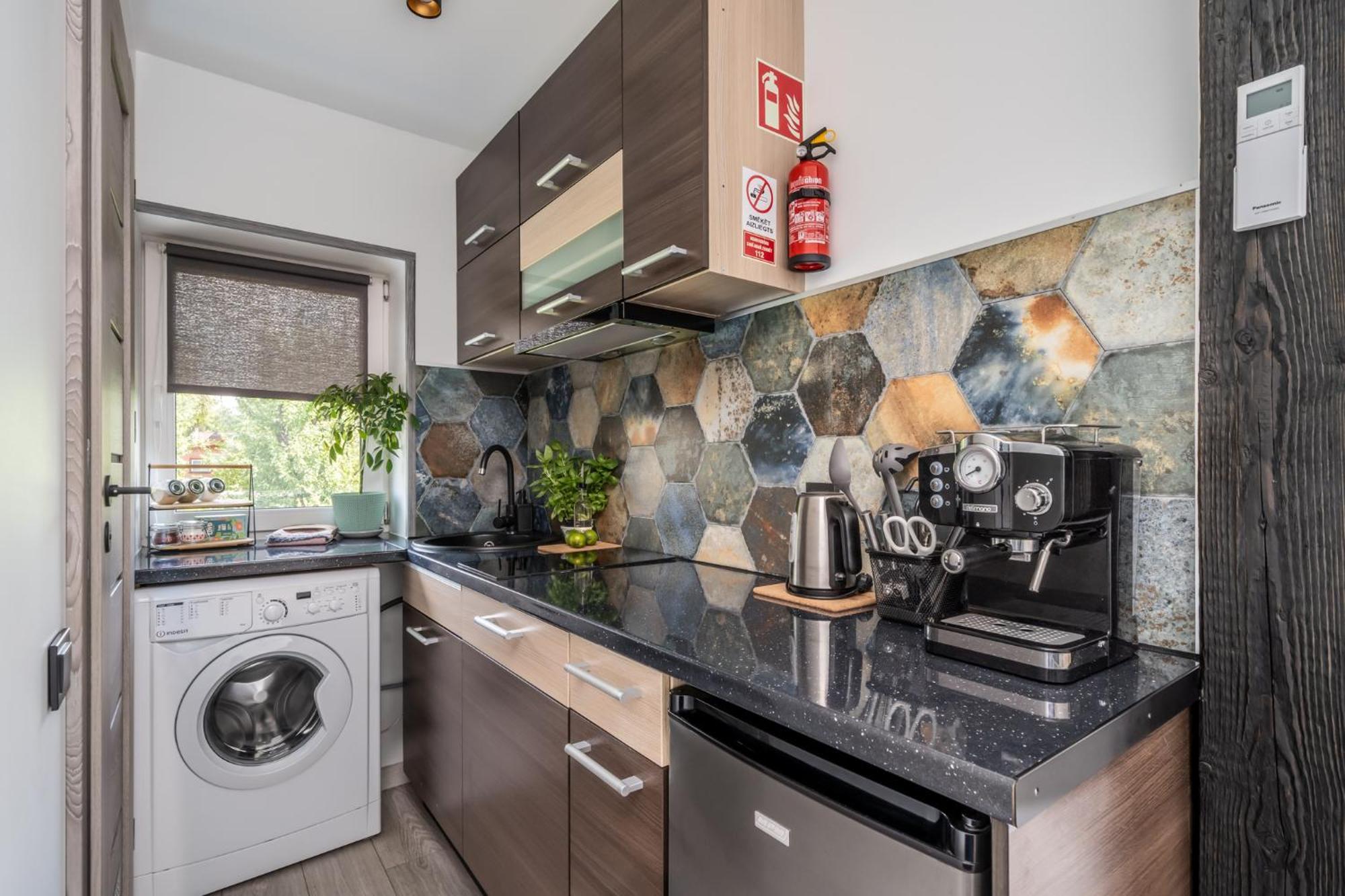 Family Garden With Free Private Parking & Playground Appartement Riga