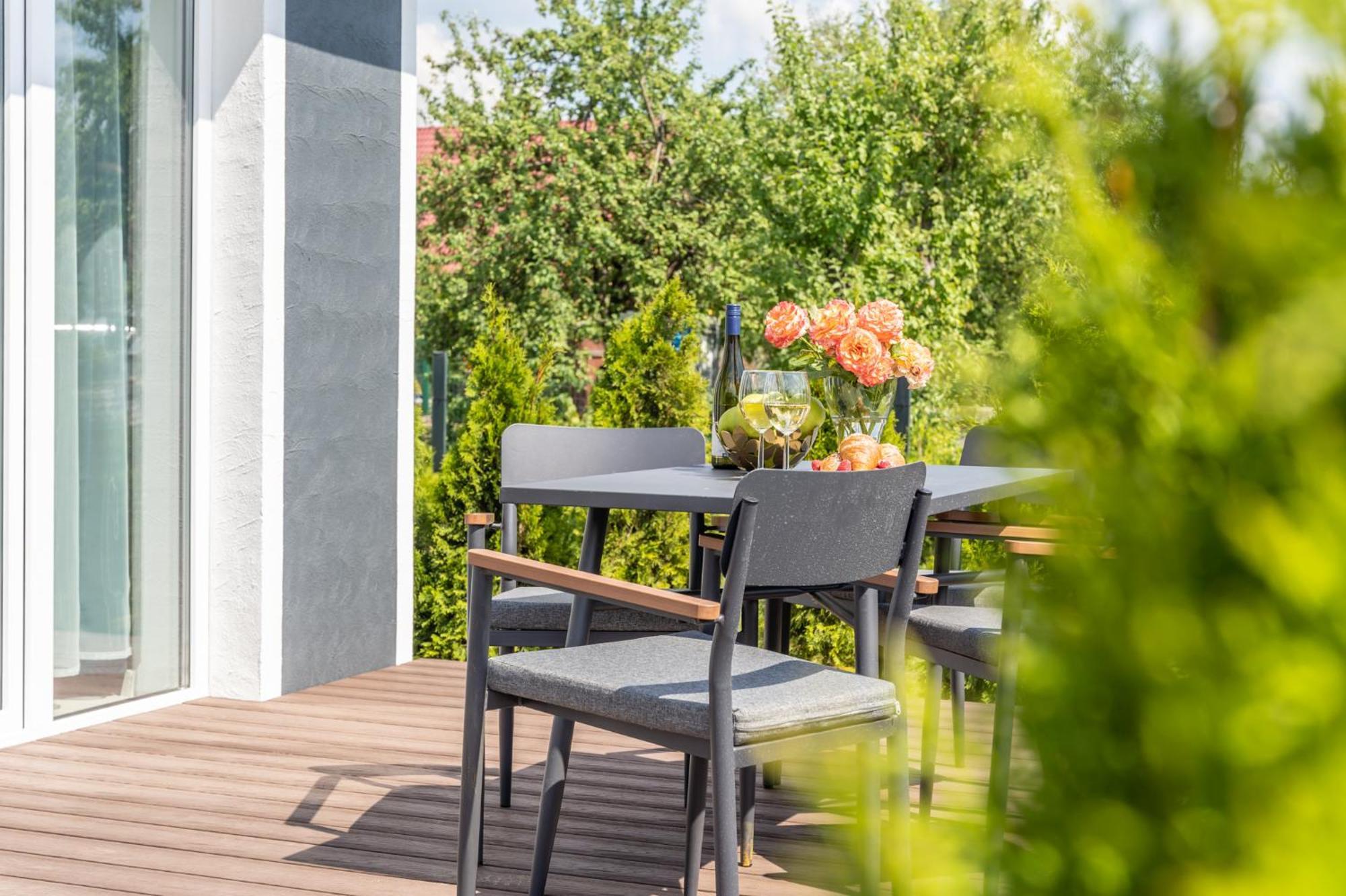 Family Garden With Free Private Parking & Playground Appartement Riga